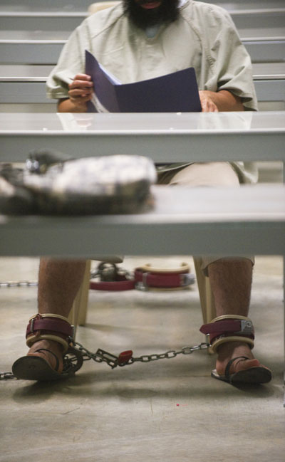 Гуантанамо (Куба). Арестованный читает журнал в лагерной библиотеке. Фото:  PAUL J. RICHARDS/AFP /Getty Images