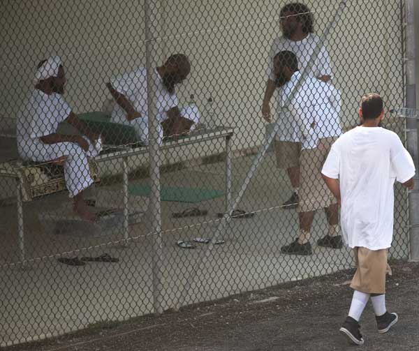 Гуантанамо (Куба). Некоторые задержанные в секторе VI «расслабляются» во время прогулки. Фото:  PAUL J. RICHARDS/AFP /Getty Images