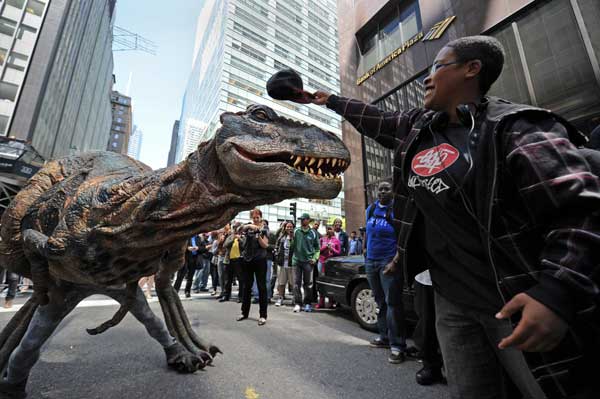 Нью-Йорк. Тираннозавр пугает прохожих. Фото: STAN HONDA/AFP/Getty Images