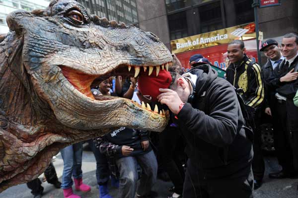 Нью-Йорк. Тираннозавр пугает прохожих. Некоторые не боятся. Фото: STAN HONDA/AFP/Getty Images