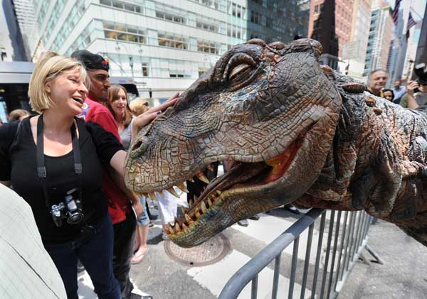 Нью-Йорк. Тираннозавр пугает прохожих.Некоторым даже нравится. Фото: STAN HONDA/AFP/Getty Images