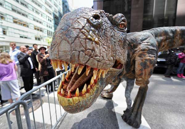 Нью-Йорк. Тираннозавр пугает прохожих. Фото: STAN HONDA/AFP/Getty Images
