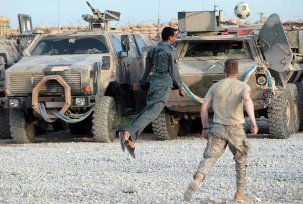 Афганские полицейские играют в футбол с солдатами Бундесвера. Фото: Miguel Villagran/Getty Images