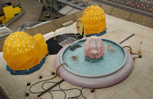Пловцы в бассейне на крыше – художественном произведении бразильского художника Эрнесто Нето. Фото: Peter Macdiarmid/Getty Images