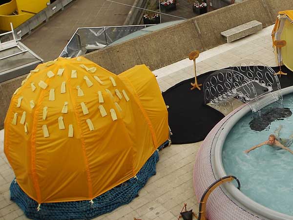 Элементы инсталляции бассейна на крыше – художественном произведении бразильского художника Эрнесто Нето. Фото: Peter Macdiarmid/Getty Images
