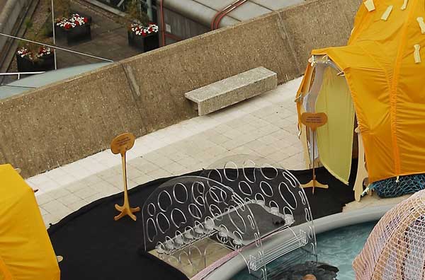 Элементы инсталляции бассейна на крыше – художественном произведении бразильского художника Эрнесто Нето. Фото: Peter Macdiarmid/Getty Images