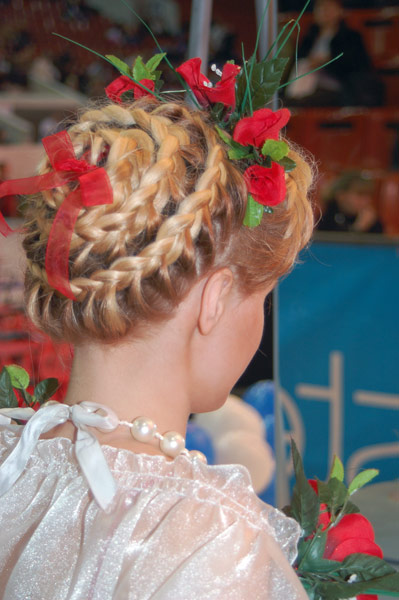 Свадебная причёска «Невеста в стиле ЭТНО». Фото: Ирина Оширова/Великая Эпоха/The Epoch Times
