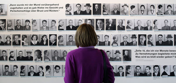 Центр «Топография террора». Посетитель смотрит фотографии людей, заключенных нацистами в тюрьму.  Фото: Sean Gallup/Getty Images