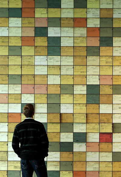 Центр «Топография террора». Посетитель рассматривает витрину учетных карточек членов СС, возглавляемой Гиммлером.  Фото: Sean Gallup/Getty Images