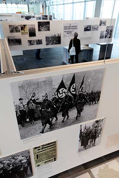 Центр «Топография террора». Стенды с фотографиями времен Второй мировой войны.  Фото: Sean Gallup/Getty Images