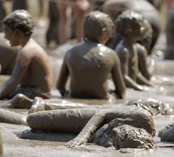 Мичиганские дети празднуют ежегодный «День грязи». Фото: Bill PanglienoGetty Images