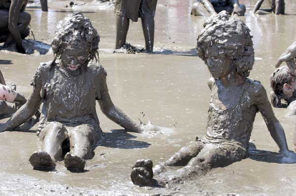 Мичиганские дети празднуют ежегодный «День грязи». Фото: Bill PanglienoGetty Images