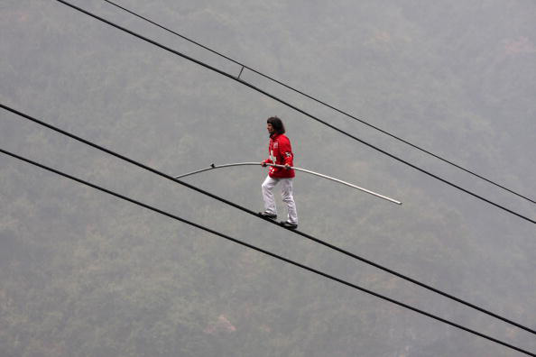 Швейцарец на канате на высоте гор