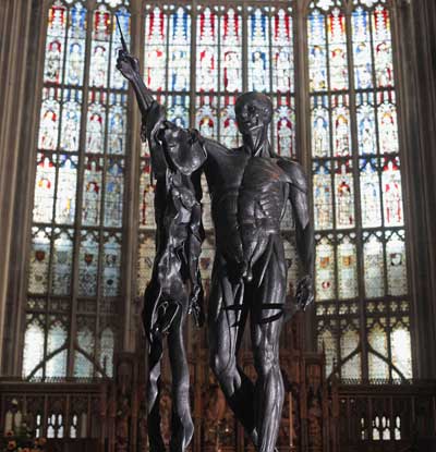 Скульптура Дамиана Хирста «Страдания  святого Бартоломью» помещена внутри Собора Gloucester.Выставка монументальной скульптуры в Глостере, Англия. Фото: Matt Cardy/Getty Images