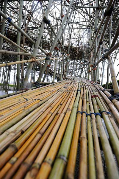 Нью-Йорк. Строительство «Большого Bamb» в Центральном парке. Поднимающийся  трап.   Фото: STAN HONDA/AFP/Getty Images