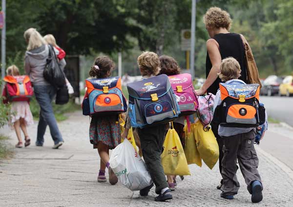 Немецкие дети пошли в школу