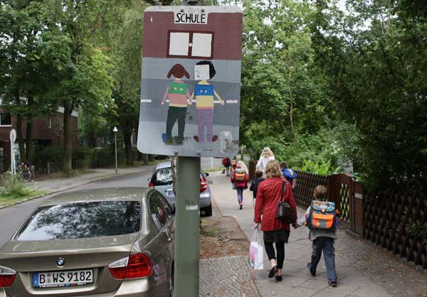 Немецкие дети пошли в школу