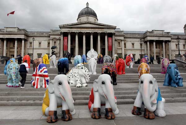 Англия. Разрисованные фигуры слонов, установленные на Трафальгарской площади в Лондоне. Фото: Dan Kitwood/Getty Images