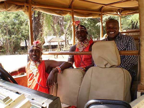 Автор фото Луис Оньони с местными жителями. Фото: Луис Оньони, Кения