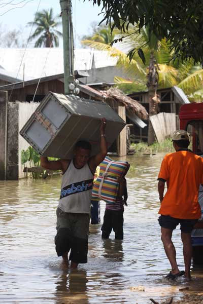 На юге Филиппин наводнения затопили 10 городов