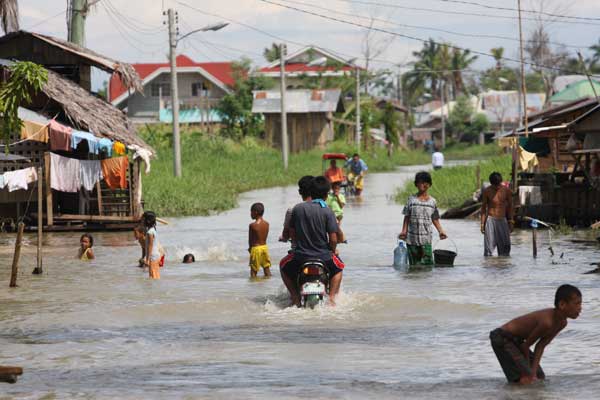 На юге Филиппин наводнения затопили 10 городов