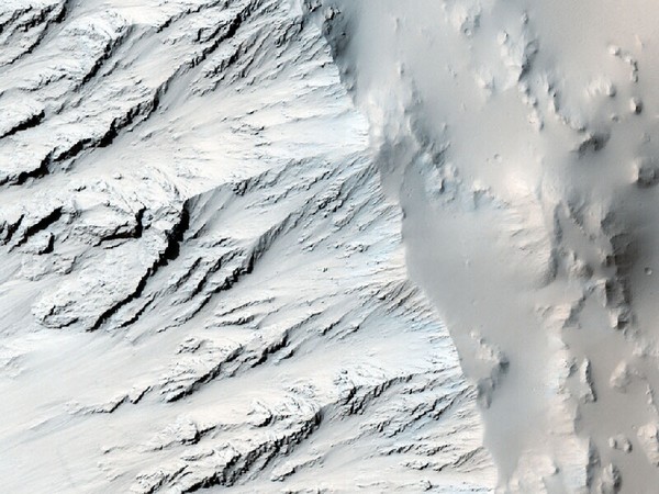 Стенка кратера. На ней хорошо видна геологическая структура почвы. Фото: NASA/JPL/University of Arizona