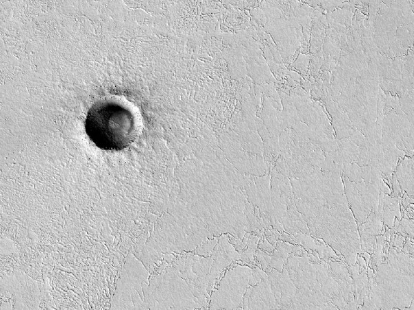 Небольшой и очень аккуратный кратер на равнине в районе экватора. Фото: NASA/JPL/University of Arizona