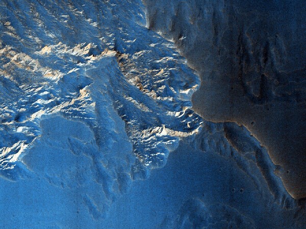 Еще одно необычное геологическое образование. Фото: NASA/JPL/University of Arizona