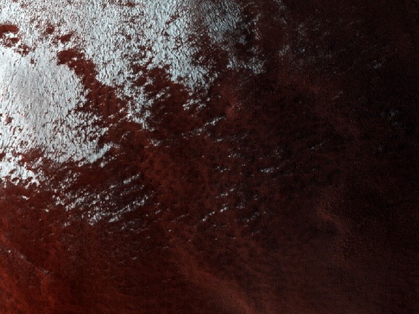 Снежные покровы на севере Марса. Фото: NASA/JPL/University of Arizona