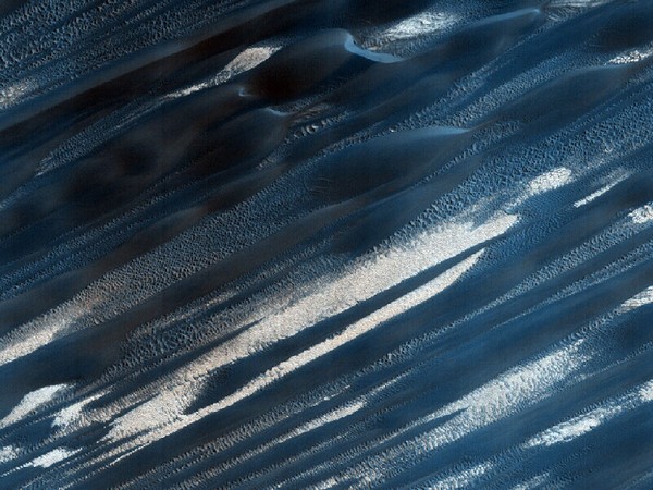 Длинные дюны в необычном освещении. Фото: NASA/JPL/University of Arizona
