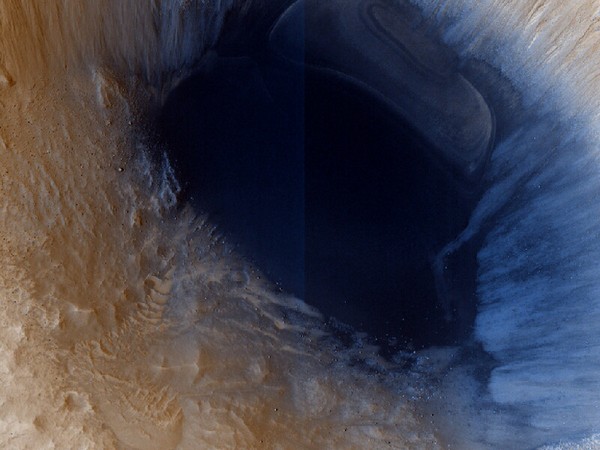 И снова кратер внутри кратера. В подобной раскраске он напоминает глубокое озеро. Фото: NASA/JPL/University of Arizona