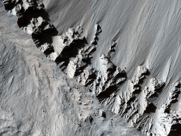 Выброшенная из кратера Граттери материя. Фото: NASA/JPL/University of Arizona