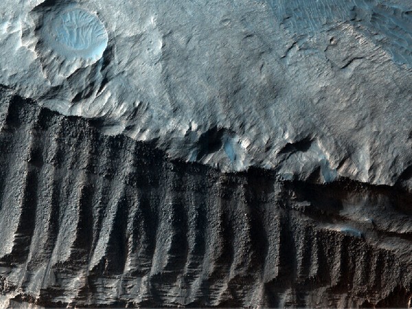 Так выглядят склоны кратеров после того, как над ними поработала эрозия. Фото: NASA/JPL/University of Arizona