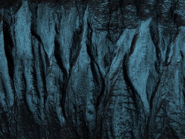 Овраги на склоне одного из кратеров. Похожие образования, по мнению ученых, являются доказательством существования в прошлом на Красной планете жидкой воды. Фото: NASA/JPL/University of Arizona