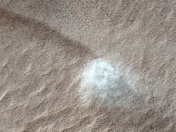 Небольшой шторм. Хорошо виден след, который оставляет пылевая воронка на поверхности Марса, а также тень от нее. Фото: NASA/JPL/University of Arizona