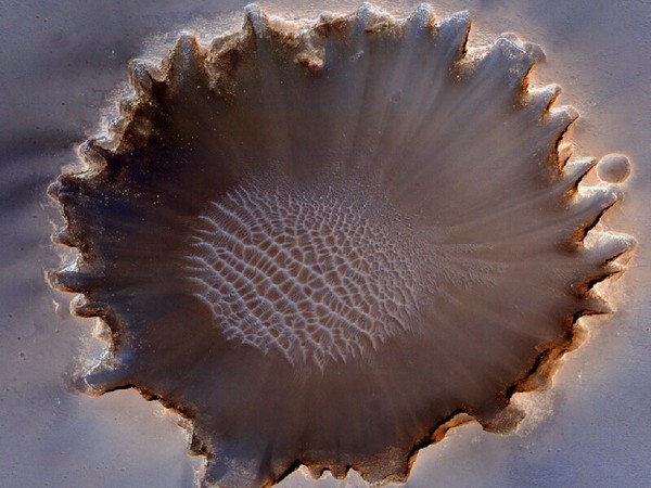 Кратер Виктория. Фото сделано под углом, чтобы можно было рассмотреть структуры на склонах этого образования.. Фото: NASA/JPL/University of Arizona