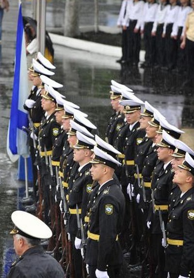 Моряки Тихоокеанского флота встречают гостей. Фото: vl.ru
