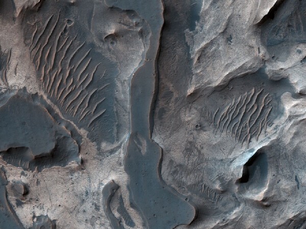 Каменные долины красной планеты. Фото: NASA/JPL/University of Arizona