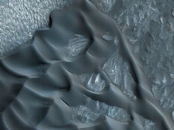 Дюны на Марсе. Фото: NASA/JPL/University of Arizona