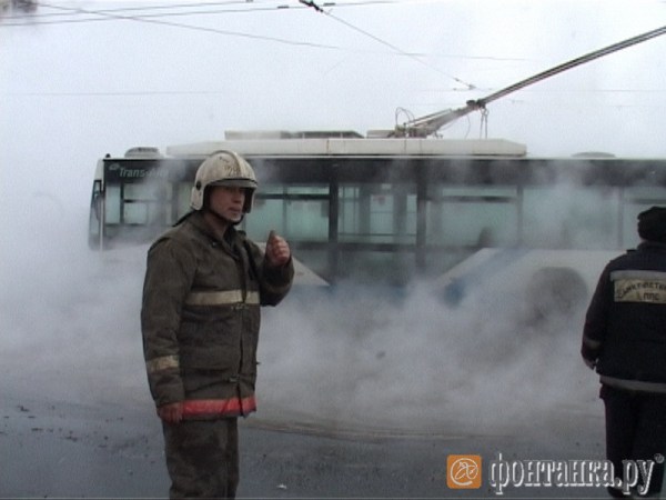 В Петербурге троллейбус с людьми попал в озеро кипятка. Фото: fontanka.ru