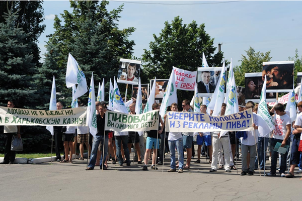 60 студентов приковали себя цепями к одному из крупнейших пивзаводов Украины, требуя отменить рекламу пива. Фоторепортаж