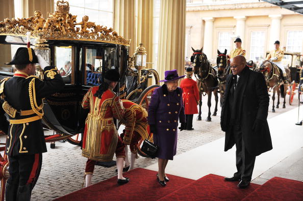 Королева Англии Елизавета II принимала президента ЮАР Джейкоба Зуму и его супругу в Букингемском Дворце. Фото: Getty Images