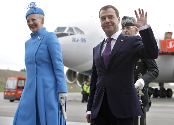Дмитрия Медведева королева Дании Маргрете II лично встречала в аэропорту. Фото: KELD NAVNTOFT/AFP/Getty Images