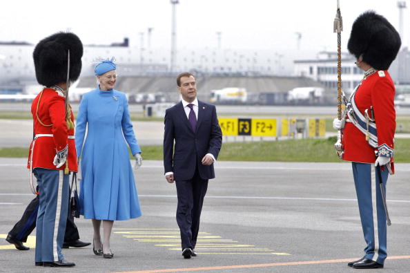 Дмитрия Медведева королева Дании Маргрете II лично встречала в аэропорту. Фото: KELD NAVNTOFT/AFP/Getty Images