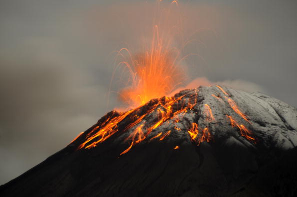Началось извержение вулканов Тунгарауа и Пакайя в Эквадоре и Гватемале. Фоторепортаж