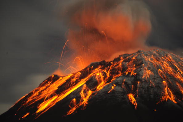 Началось извержение вулканов Тунгарауа и Пакайя в Эквадоре и Гватемале. Фоторепортаж