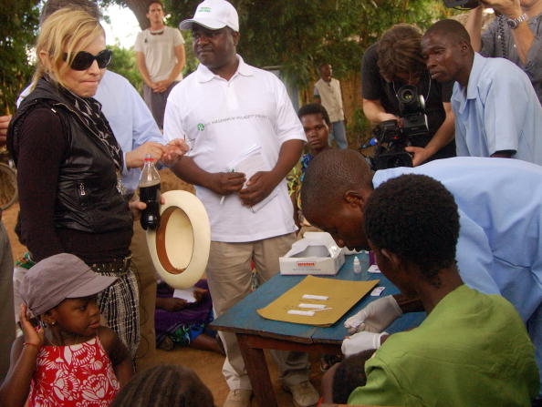 Мадонна и ее дочки Лурдес и Мерси Джеймс посетили Малави. Фоторепортаж