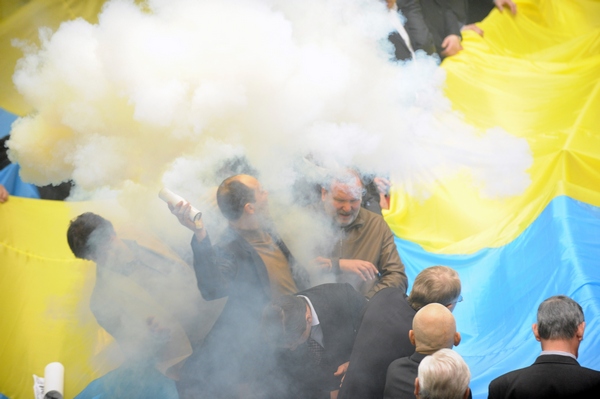 Верховная Рада Украины в дымовой завесе ратифицировала договор о Черноморском флоте. Фоторепортаж