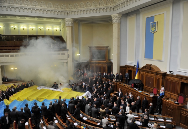 Верховная Рада Украины в дымовой завесе ратифицировала договор о ЧФ. Фторепортаж. Фото: SERGEI SUPINSKY/AFP/Getty Images