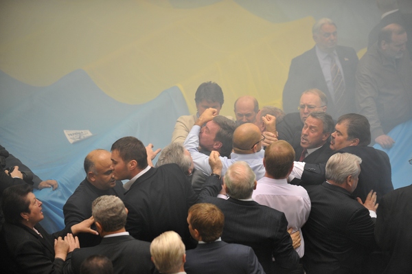 Верховная Рада Украины в дымовой завесе ратифицировала договор о Черноморском флоте. Фоторепортаж